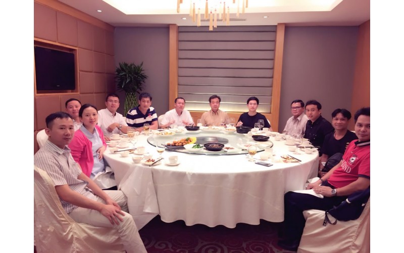 公司員工與國外客戶親如一家